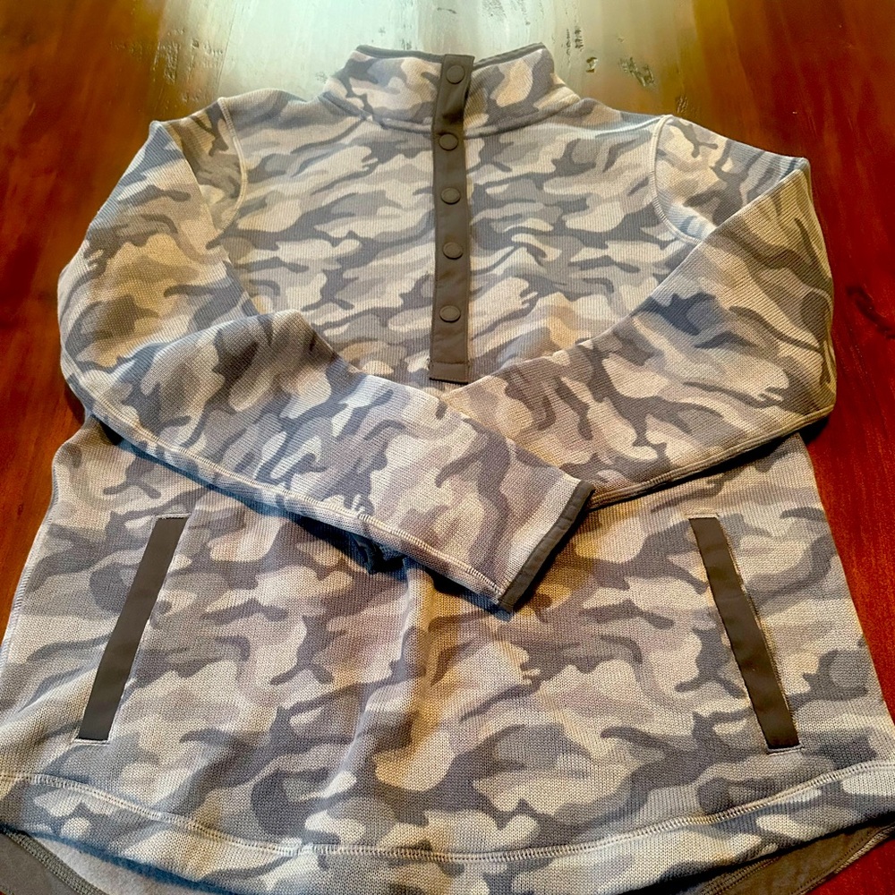Vineyard Vines Women’s Camo Sweater Fleece Popover. Blue Camo. NWT.